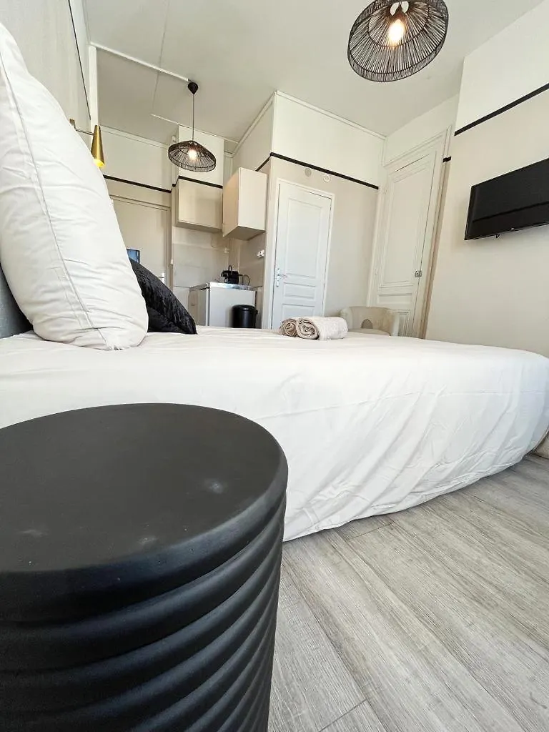 Suite Atthos Lyon 0*,